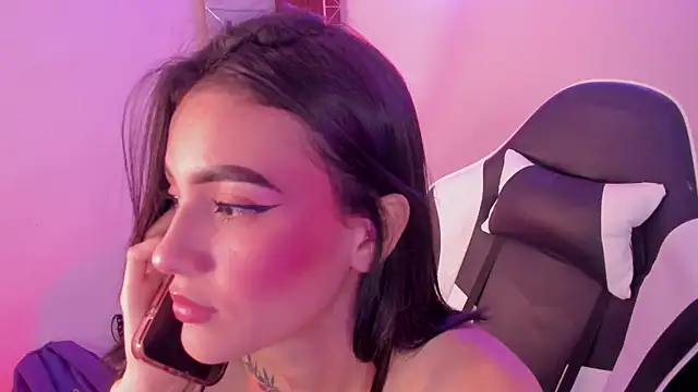 CarolineEvanss_11's Live XXX Chat