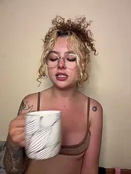 Joyce-fire élő XXX-chatje