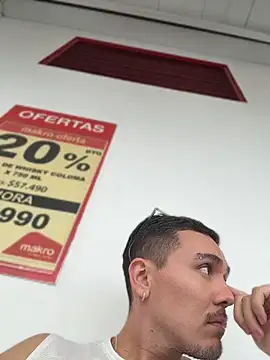 adam-rivera Adlı Modelin Canlı XXX Sohbeti