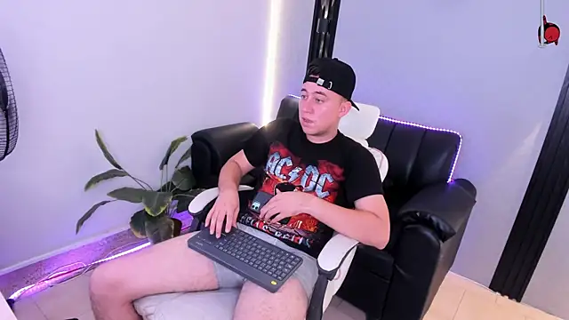 Lucian_Cross live XXX chat