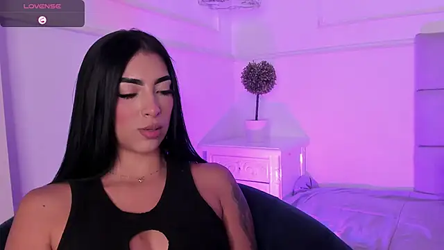 AriRobert_'s Live XXX Chat