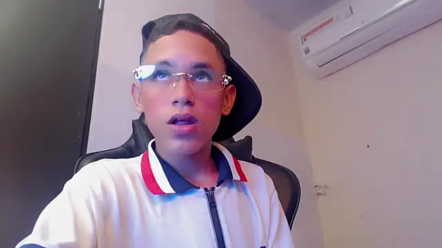 sombra_18's Live XXX Chat