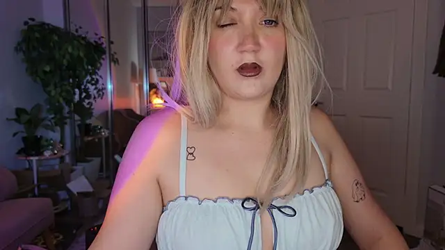 GoddessEmmy's Live XXX Chat