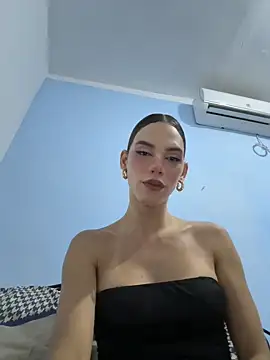 Carlita_cute Show in webcam