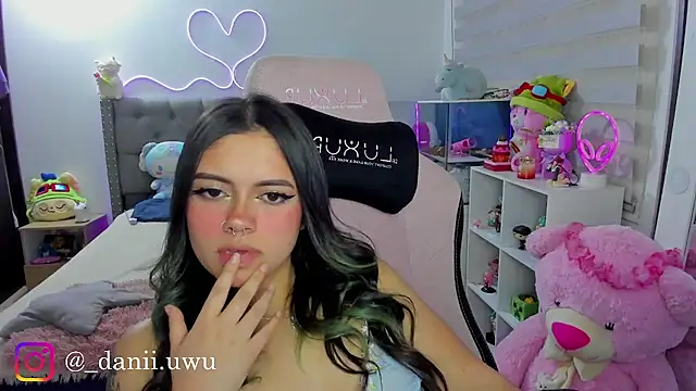 CuteDani_ Adlı Modelin Canlı XXX Sohbeti