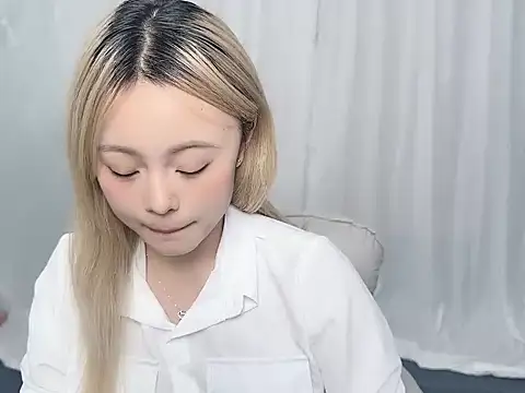 Emma668866 élő XXX-chatje