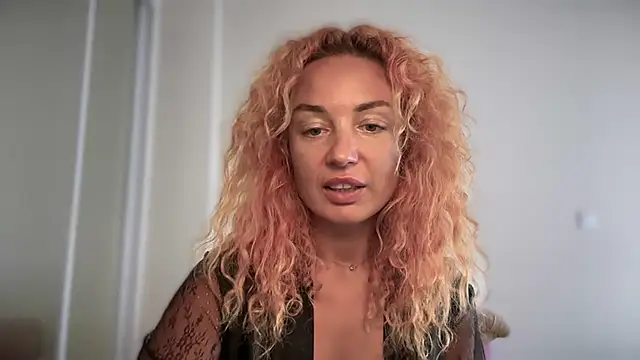 Reddgiirl Adlı Modelin Canlı XXX Sohbeti