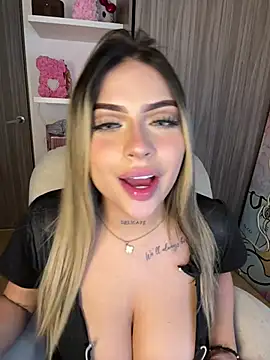 Chatroom XXX en direct de MiaWhitePink_