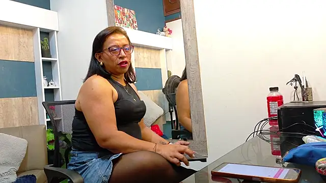 Chat +18 de SoffieMature ao vivo