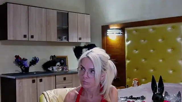DomCaprisse Adlı Modelin Canlı XXX Sohbeti