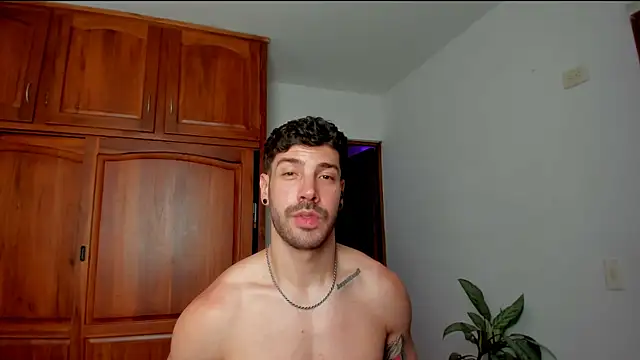 XXX chat uživo modela Guyinthemountain