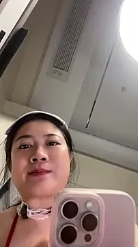 mo-mo-69's Live XXX Chat