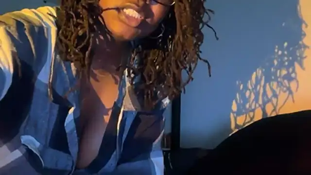 SunniSoles99's Live XXX Chat