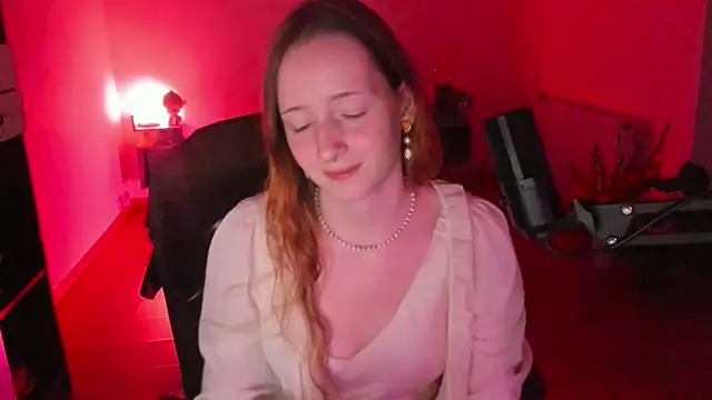 OddlyFamiliar's Live XXX Chat