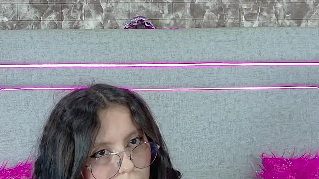 Naomimolie Adlı Modelin Canlı XXX Sohbeti