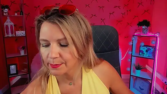 צ'אט XXX בשידור חי של NicoleHitman