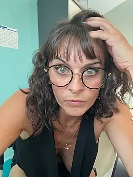 Monicaro-09's Live XXX Chat