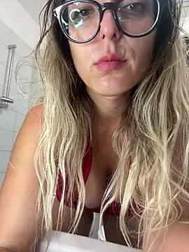 dolcehelena993's Live XXX Chat