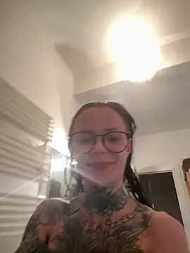 SkinnyLilly Chat XXX live