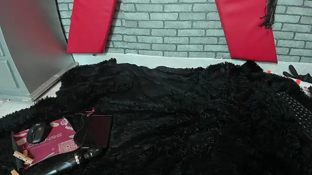 XXX chat uživo modela hillary_bigbutt