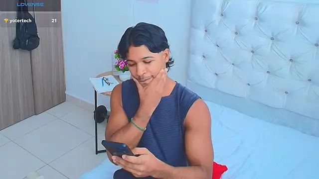 cassian_goldn Webbikameraesitys