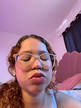 Chat +18 de Lucyklein2022 ao vivo