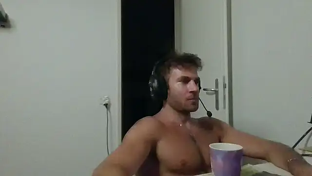 Pokazy przed kamerką – alpha-hunk