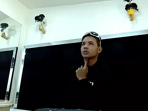 RafaelVander Adlı Modelin Canlı XXX Sohbeti
