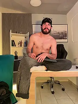 DomBoy_: διαδικτυακό σόου στην κάμερα