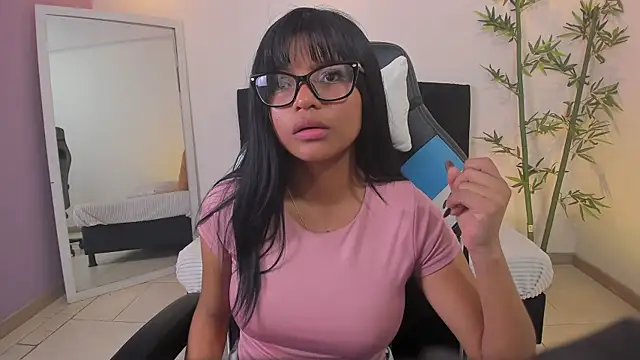 Chat +18 de Hinaa_XXX ao vivo