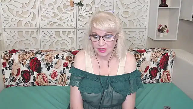 SquirtingMom Adlı Modelin Canlı XXX Sohbeti