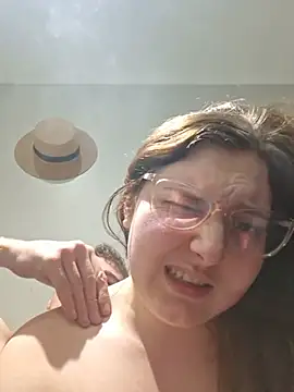 BIG-WHITE-DICK-2001's Live XXX Chat