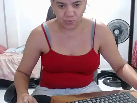 Chat +18 de Adriana_0312 ao vivo
