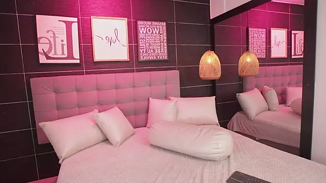BellaLatinaTS' Live XXX Chat