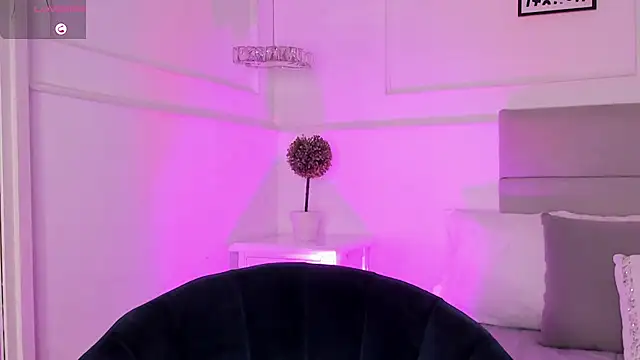 AriRobert_'s Live XXX Chat