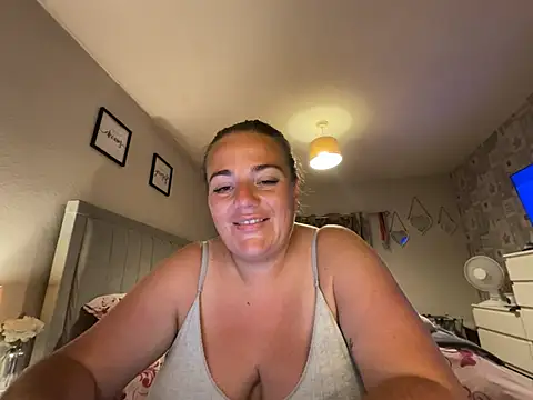 Chatroom XXX en direct de Bustygem_