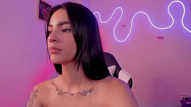 Chat XXX en directo de CarolineEvanss_11
