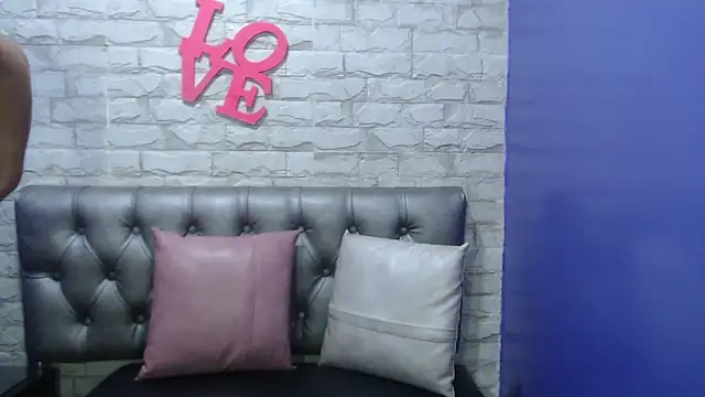 Milf-Prettyboobs 现场XXX聊天