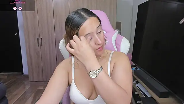 ema_tayy's Live XXX Chat