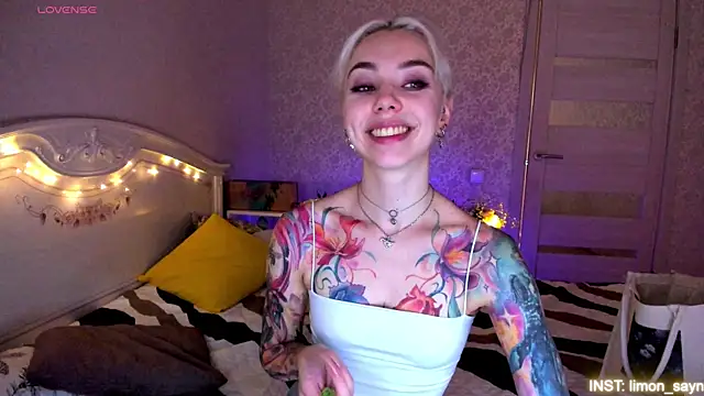 LillyMoure_'s Live XXX Chat