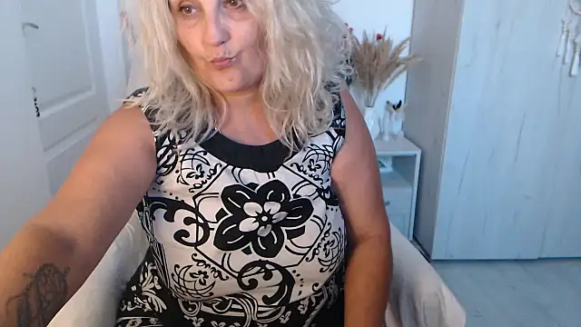Divineblond XXX чат на живо