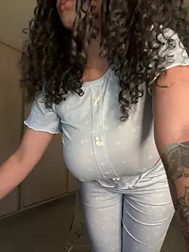 Curlyierr 即時 XXX 聊天