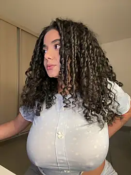 Curlyierr Adlı Modelin Canlı XXX Sohbeti