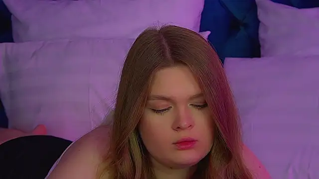 CrystalLyons' Live XXX Chat