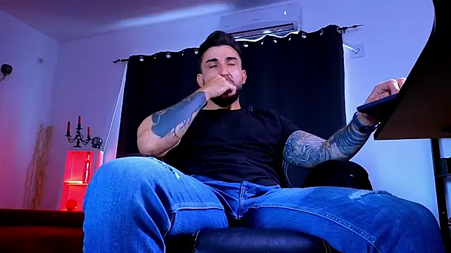 Czat XXX na żywo – MightyAaron66