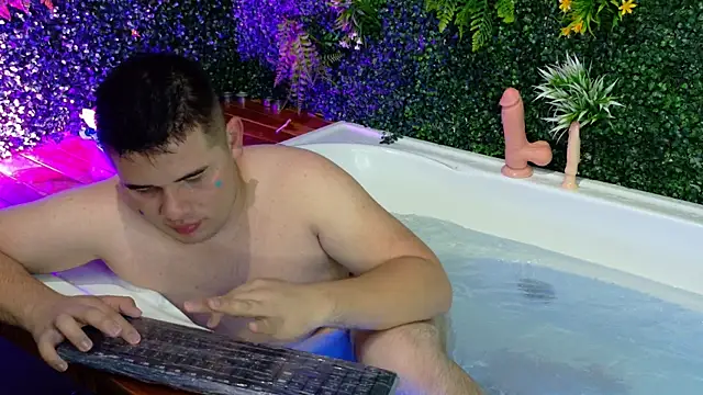 Chatroom XXX en direct de AdrianLust