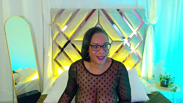 MilaMonroeX's Live XXX Chat