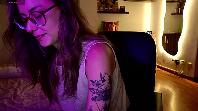Czat XXX na żywo – Emmy_petit