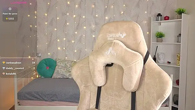 Kira__Fluffy Chat XXX in diretta