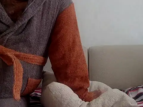hugsbear33 Adlı Modelin Canlı XXX Sohbeti